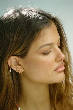 18K Zephyr Drop Huggies